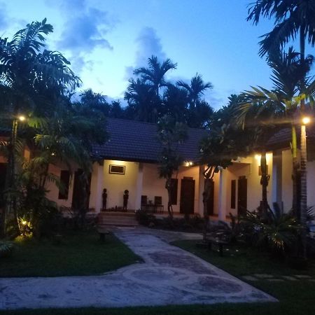Villa Тхахек Екстериор снимка