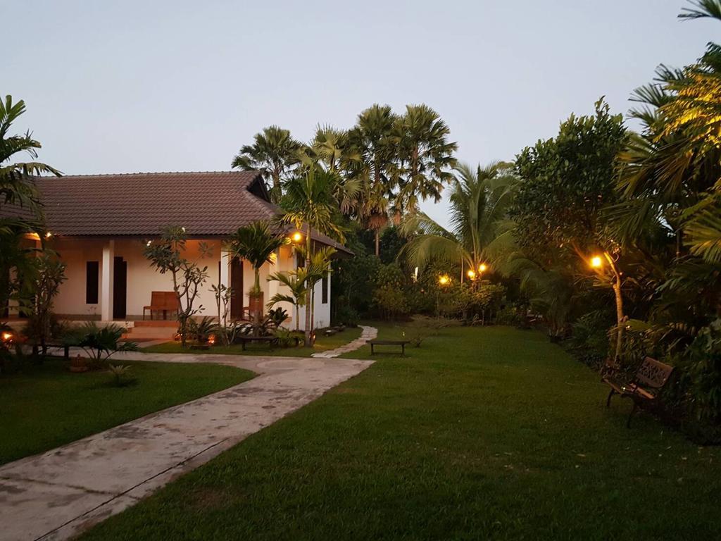 Villa Тхахек Екстериор снимка