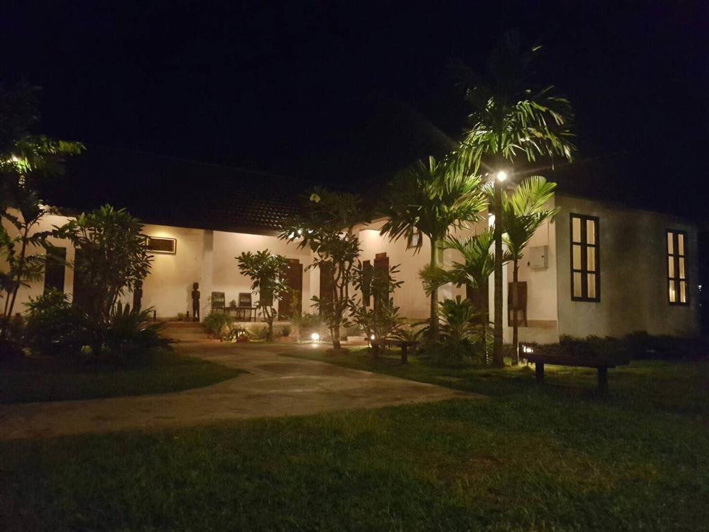 Villa Тхахек Екстериор снимка