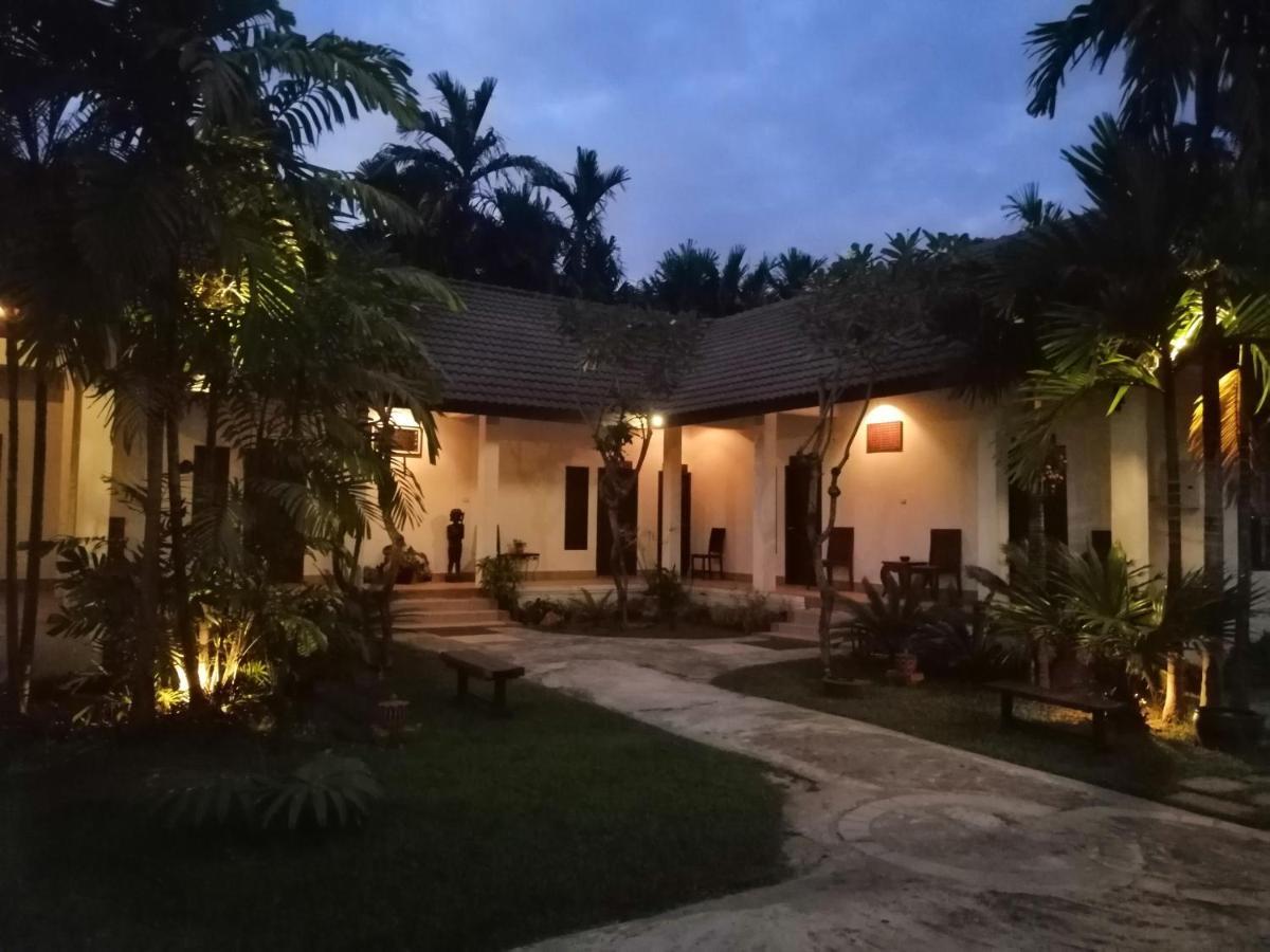 Villa Тхахек Екстериор снимка